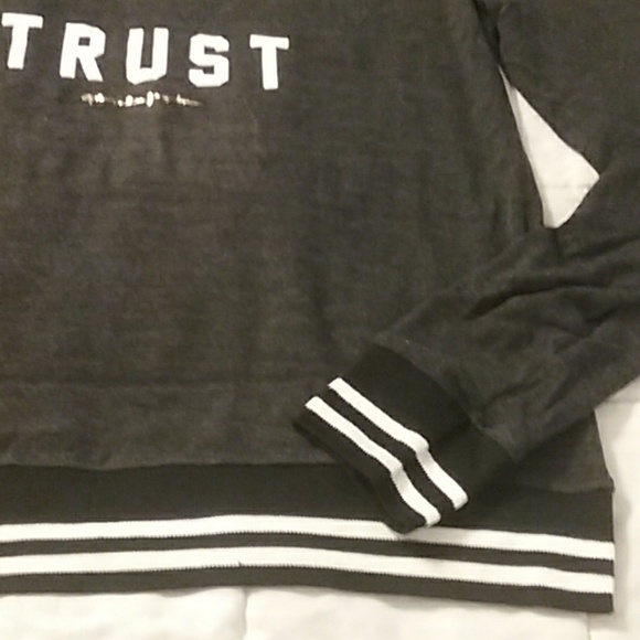 NWT Spiritual Gangster "In Love We Trust" V Neck - Picture 8 of 8